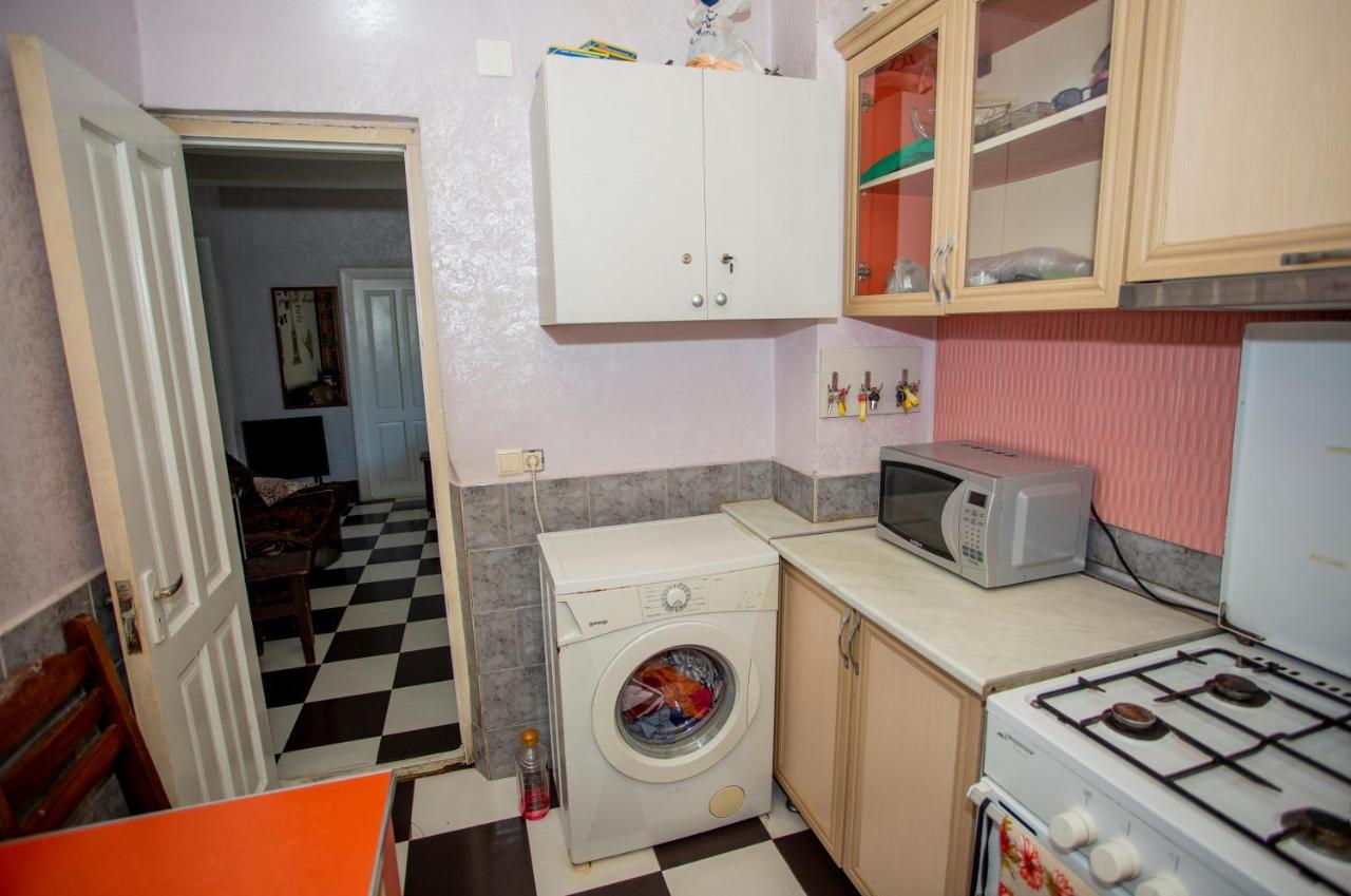Hostel California Batumi Exterior photo